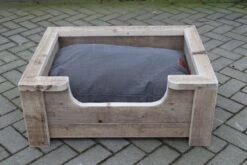 Houten Hondenmand Floki Van Gebruikt Steigerhout Inclusief Antraciet Kussen 80x60x30 Cm