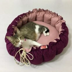 KORA Hondenmand – Kitten Bed – Niet Allergisch- Honden Mand – HAND MADE – Kleine Hondjes – 100 Cm – Fluffy – Kattenmand -omkeerbaar- Super Zacht – Hondenkussen – Mand – Hond – Kat – Antislip – Honden Bed – Kussen VIOLET Purple Pink