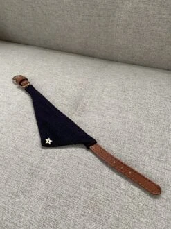 Kattenhalsband – Halsband – Kattensjaaltje – Marine/Navy Blauw – Verstelbaar Katten Halsbandje – Kleding Voor Katten – Strikje – Kattenbandje – Kitten – Gesp