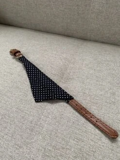 Kattenhalsband – Halsband – Kattensjaaltje – Zwart Met Witte Stippen – Verstelbaar Katten Halsbandje – Kleding Voor Katten – Strikje – Kattenbandje – Kitten – Gesp