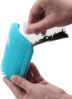 Verzorgingsborstel Katten – Katten Massage Borstel – Zelf Verzorgende Kattenborstel Voor Op Wand, Pilaar Of Tafelpoot Met Kattenkruid – Sky Blue